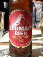 Auf der Bierflasche zeigt sich das Matterhorn stets ohne Wolken. &ndash; &copy; Vivian Kreft (Eberhardt TRAVEL)