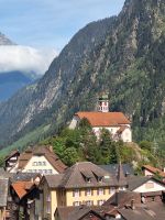 080 Fahrt mit dem Gotthard Panorama Express - Kirche von Wassen &ndash; &copy; Annette Probst-Weise (Eberhardt TRAVEL)