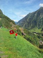 083 Fahrt mit dem Gotthard Panorama Express - Gruß von Fahnenschwingern &ndash; &copy; Annette Probst-Weise (Eberhardt TRAVEL)