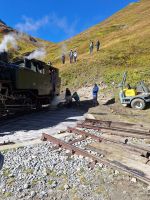 148 Fahrt Furka-Dampfbahn - Pause an der Station Furka - die Lok wird per Hand gedreht &ndash; &copy; Annette Probst-Weise (Eberhardt TRAVEL)