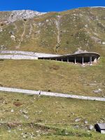 155 Fahrt Furka-Dampfbahn - Blick zur Furka-Passstraße &ndash; &copy; Annette Probst-Weise (Eberhardt TRAVEL)