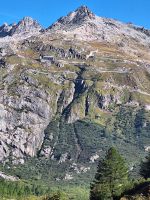 160 Fahrt Furka-Dampfbahn - Blick zur Furka-Passstraße mit Kiosk und  ehemaligen Hotel Bellvedere &ndash; &copy; Annette Probst-Weise (Eberhardt TRAVEL)