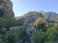Fahrt mit dem Glacier-Express... (Hinterrheintal bei Thusis - Eingang zur Viamala-Schlucht) &ndash; &copy; Katrin Deutschbein (Eberhardt TRAVEL)