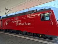 Fahrt mit dem Glacier-Express... (Lokwechsel am Bahnhof Disentis - Zahnradlok der Matterhorn-Gotthard-Bahn) &ndash; &copy; Katrin Deutschbein (Eberhardt TRAVEL)