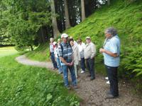 wandern auf der Schwägalp mit Albert - er erklärt gerade die finnische Hütte &ndash; &copy; Sandra Rößle (Eberhardt TRAVEL)
