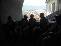 unter dem Dach der Thuner Pfarrkirche mit Blick auf Thun  &ndash; &copy; Sandra Rößle (Eberhardt TRAVEL)