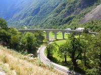 Fahrtimpressionen Bernina-Express (Kreisviadukt von Brusio) &ndash; &copy; Katrin Deutschbein (Eberhardt TRAVEL)