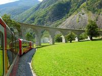 Fahrtimpressionen Bernina-Express (Kreisviadukt von Brusio) &ndash; &copy; Katrin Deutschbein (Eberhardt TRAVEL)