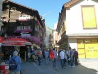 Zermatt (Bahnhofstrasse) &ndash; &copy; Katrin Deutschbein (Eberhardt TRAVEL)