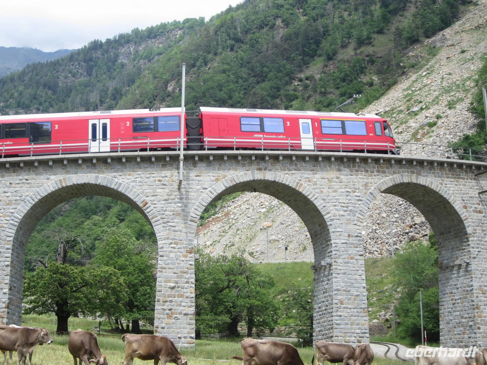 Kreisviadukt in Brusio- der Zug kommt ! &ndash; &copy; Gisela Gerlach (Eberhardt TRAVEL)