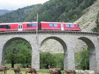 Kreisviadukt in Brusio- der Zug kommt ! &ndash; &copy; Gisela Gerlach (Eberhardt TRAVEL)
