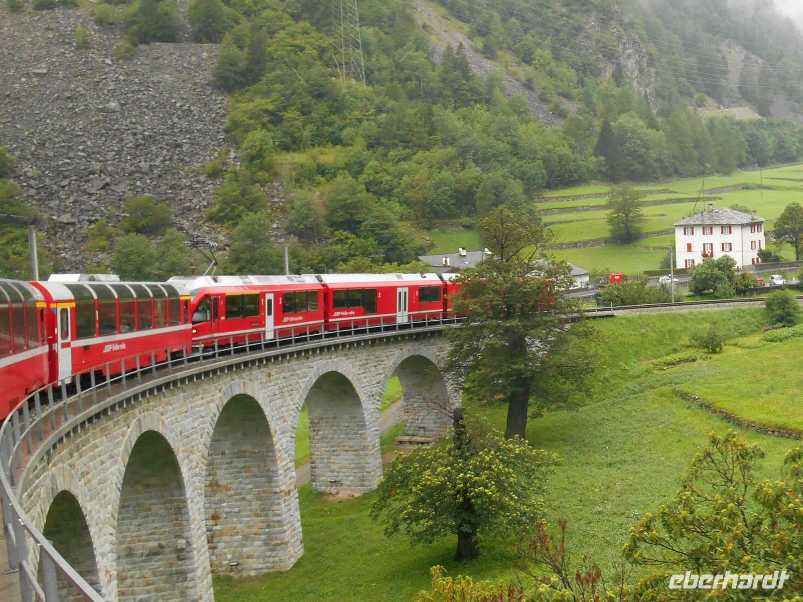 Fahrtimpressionen mit dem Bernina-Express (Kreisviadukt von Brusio) &ndash; &copy; Katrin Deutschbein (Eberhardt TRAVEL)