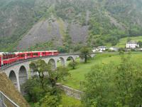 Fahrtimpressionen mit dem Bernina-Express (Kreisviadukt von Brusio) &ndash; &copy; Katrin Deutschbein (Eberhardt TRAVEL)