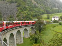 Fahrtimpressionen mit dem Bernina-Express (Kreisviadukt von Brusio) &ndash; &copy; Katrin Deutschbein (Eberhardt TRAVEL)