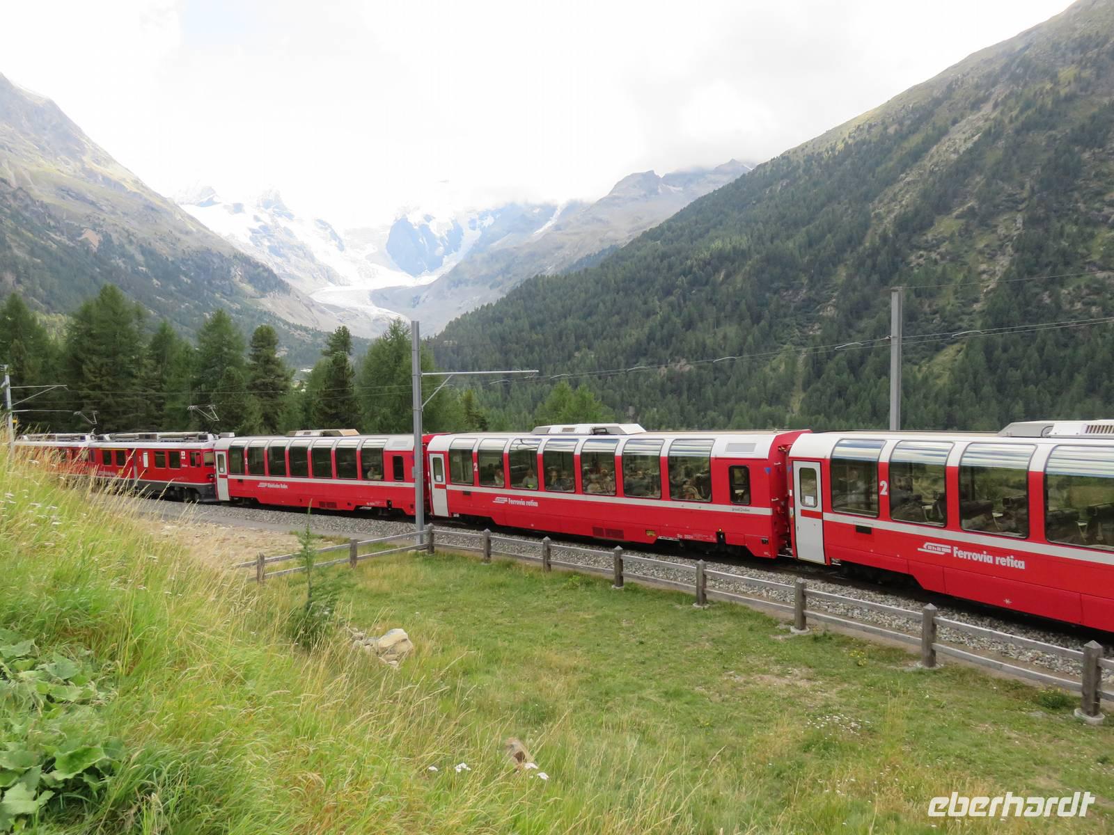 0192 Glacier-Bernina-Express-  Fahrt mit dem Bus über den Bernina-Pass - Blick zum Monteratsch-Gletscher mit Bernina-Express &ndash; &copy; Annette Weise (Eberhardt TRAVEL)
