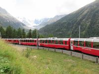 0192 Glacier-Bernina-Express-  Fahrt mit dem Bus über den Bernina-Pass - Blick zum Monteratsch-Gletscher mit Bernina-Express &ndash; &copy; Annette Weise (Eberhardt TRAVEL)