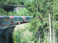0249 Glacier-Bernina-Express- Fahrt mit dem Glacier-Express - im Prättigu &ndash; &copy; Annette Weise (Eberhardt TRAVEL)