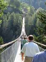 0384 Glacier-Bernina-Express- Fahrt durch das Rhonetal - Stopp an der Hängebrücke in Bellwald &ndash; &copy; Annette Weise (Eberhardt TRAVEL)