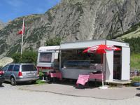 0447 Glacier-Bernina-Express- Grimselpass - Pause am Käsestand von Agnes und Judith &ndash; &copy; Annette Weise (Eberhardt TRAVEL)