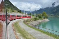  Bernina-Express am Lago di Poschavio Foto Frau Woerpel.jpg &ndash; &copy; Annette Weise (Eberhardt TRAVEL)