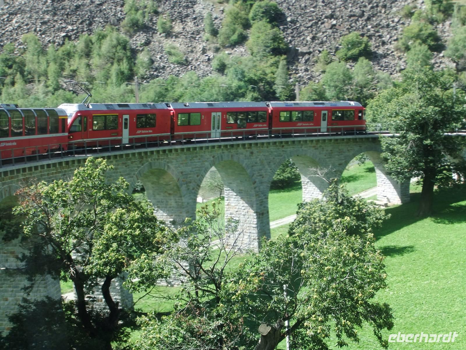 Am Kreisviadukt von Brusio &ndash; &copy; Martina Pötschke (Eberhardt TRAVEL)