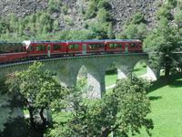 Am Kreisviadukt von Brusio &ndash; &copy; Martina Pötschke (Eberhardt TRAVEL)