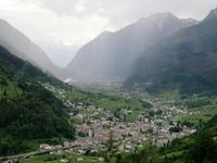 Glacier-Bernina-Reise, Fahrt mit dem Bernina-Express - Blick auf Poschavio &ndash; &copy; Annette Weise (Eberhardt TRAVEL)