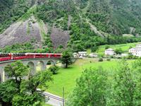 Glacier-Bernina-Reise, Fahrt mit dem Bernina-Express - Kreisviadukt bei Brusio &ndash; &copy; Annette Weise (Eberhardt TRAVEL)