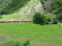Glacier-Bernina-Reise, Fahrt mit dem Bernina-Express - Kreisviadukt bei Brusio &ndash; &copy; Annette Weise (Eberhardt TRAVEL)