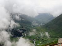 Glacier-Bernina-Reise, Fahrt mit dem Glacier-Express - Blick auf Andermatt &ndash; &copy; Annette Weise (Eberhardt TRAVEL)