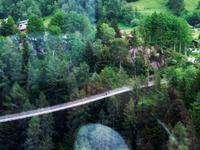 Glacier-Bernina-Reise, Fahrt mit dem Glacier-Express - Hängebrücke Bellwald &ndash; &copy; Annette Weise (Eberhardt TRAVEL)
