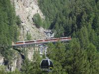 389 Wanderung von Furi nach Zermatt -Blick zur Gornergratbahn &ndash; &copy; Annette Weise (Eberhardt TRAVEL)