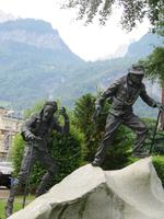 Eiger, Mönch, Jungfrau - Meiringen - Bergführerdenkmal &ndash; &copy; Annette Weise (Eberhardt TRAVEL)