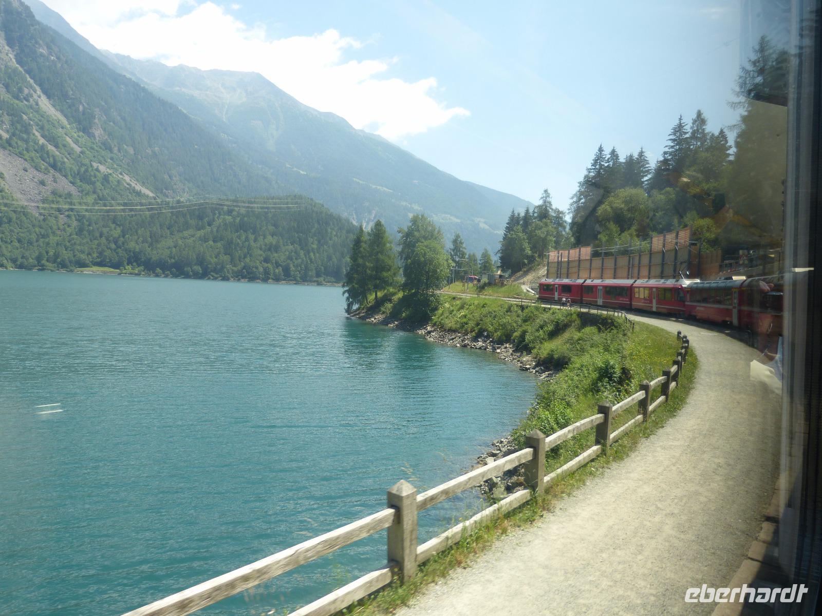 Die Bahn und der Lago di Poschiavo &ndash; &copy; Andreas Kunzmann (Eberhardt TRAVEL)