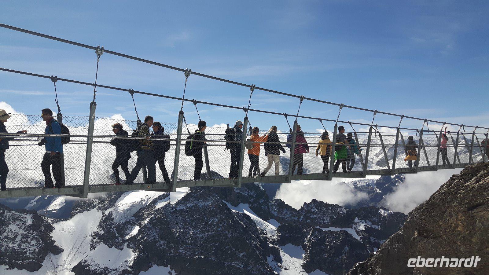 auf dem Kleinen Titlis... (Cliff Walk - Hängebrücke) &ndash; &copy; Katrin Deutschbein (Eberhardt TRAVEL)