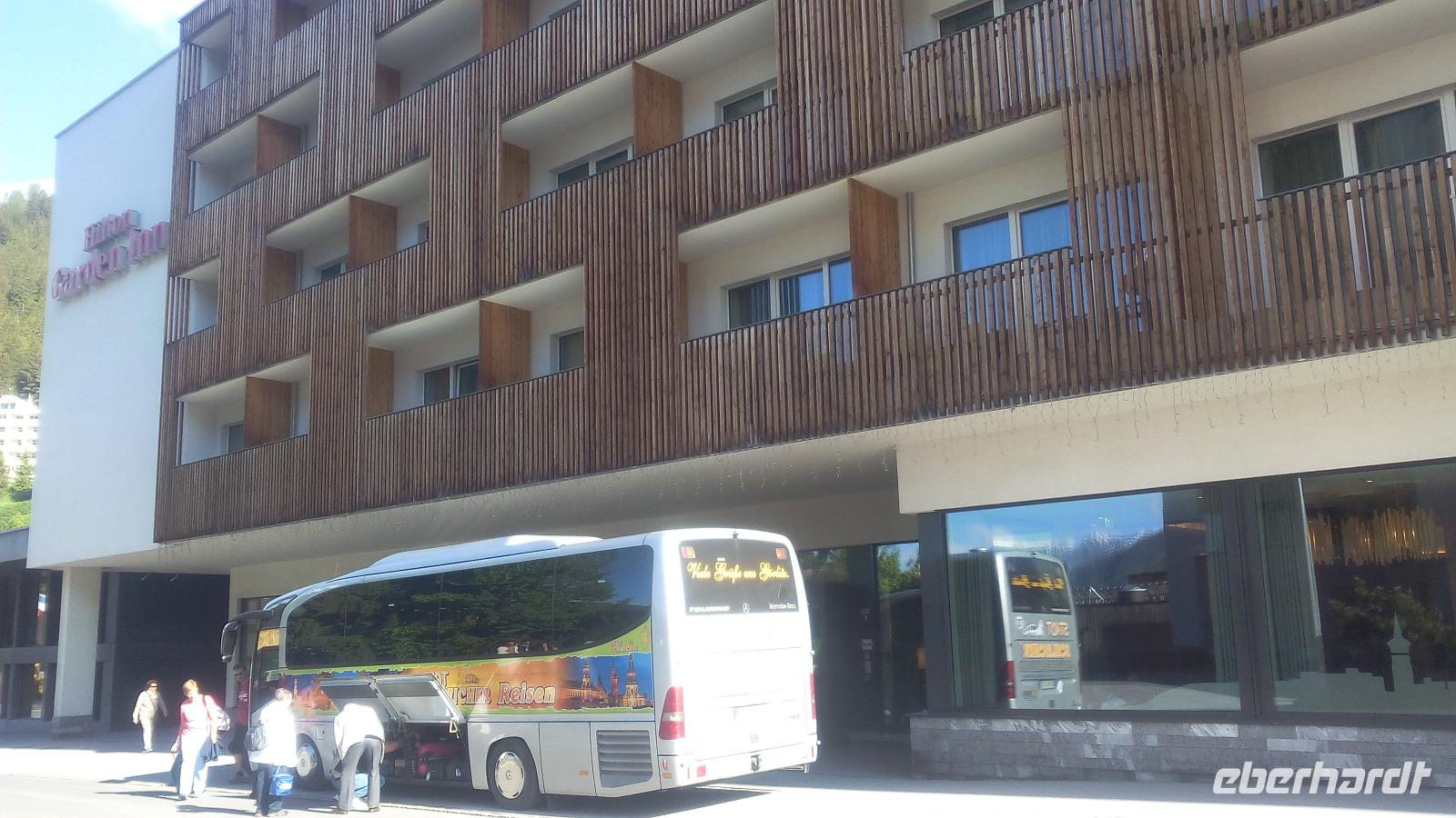 Davos-Platz, Hotel Hilten Garden Inn und unser Bus &ndash; &copy; Gisela Gerlach (Eberhardt TRAVEL)