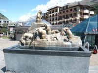 Murmeltierbrunnen Zermatt &ndash; &copy; Heidemarie Nestler (Eberhardt TRAVEL)