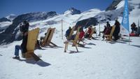 oben auf dem Jungfraujoch_Galcier-Bar zum Geniessen und Sonnen  &ndash; &copy; Sandra Rößle (Eberhardt TRAVEL)
