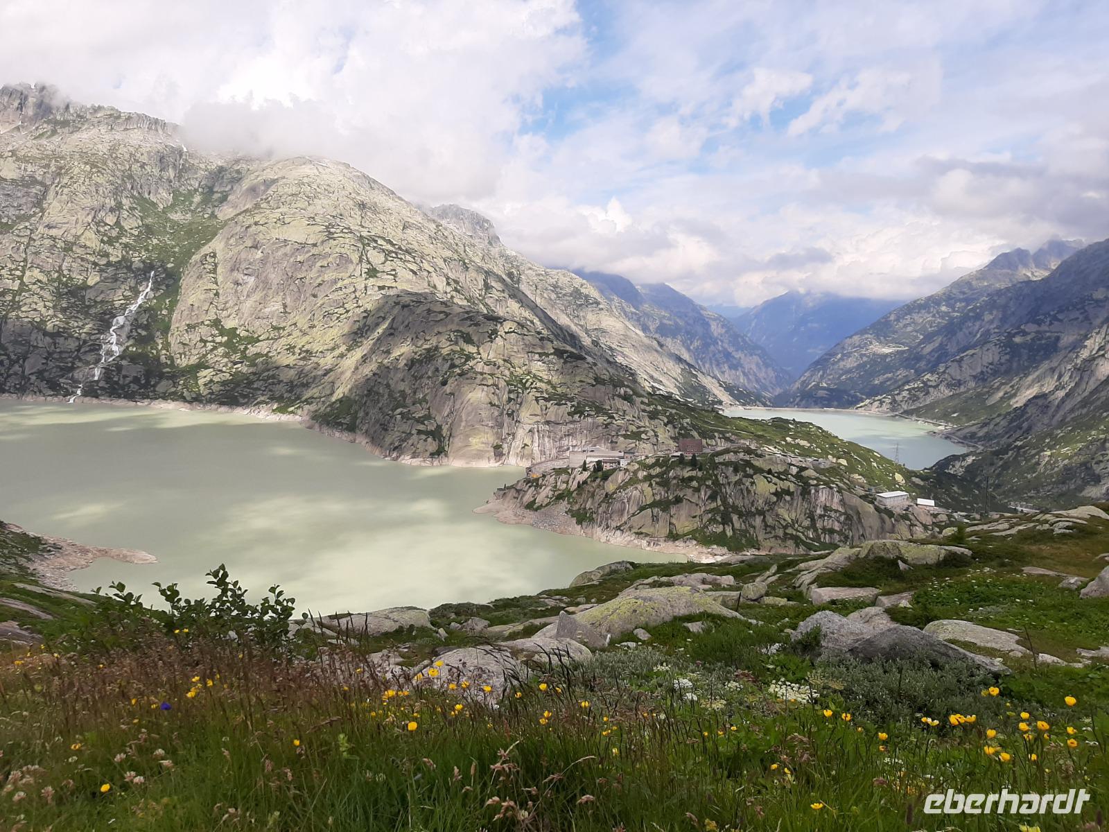 Grimselpass - Blick auf Grimsel- und Räterichsbodensee &ndash; &copy; Katrin Deutschbein (Eberhardt TRAVEL)