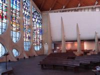 Rouen, moderne Kirche mit historischen Elementen