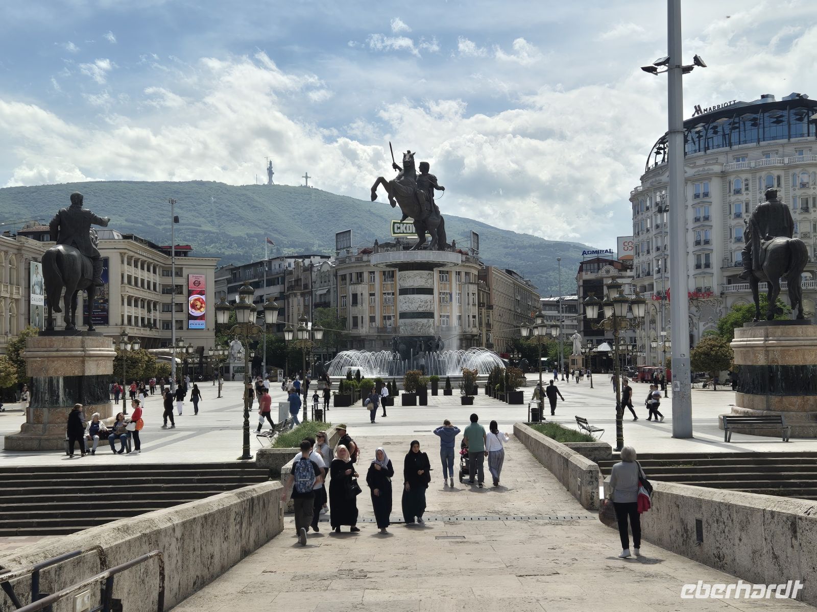 Tag 12 - Skopje - Stadtführung - Eindrücke (28) - Neo-Antike &ndash; &copy; Jana Wessendorf (Eberhardt TRAVEL)
