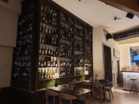 Weinregal im Agape Villa in  Novi Sad, Serbien