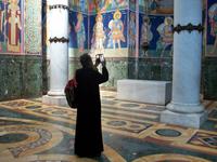 Oplenac, Georgskirche (Tradition und modernes Leben) &ndash; &copy; Steffen Mucke (Eberhardt TRAVEL)