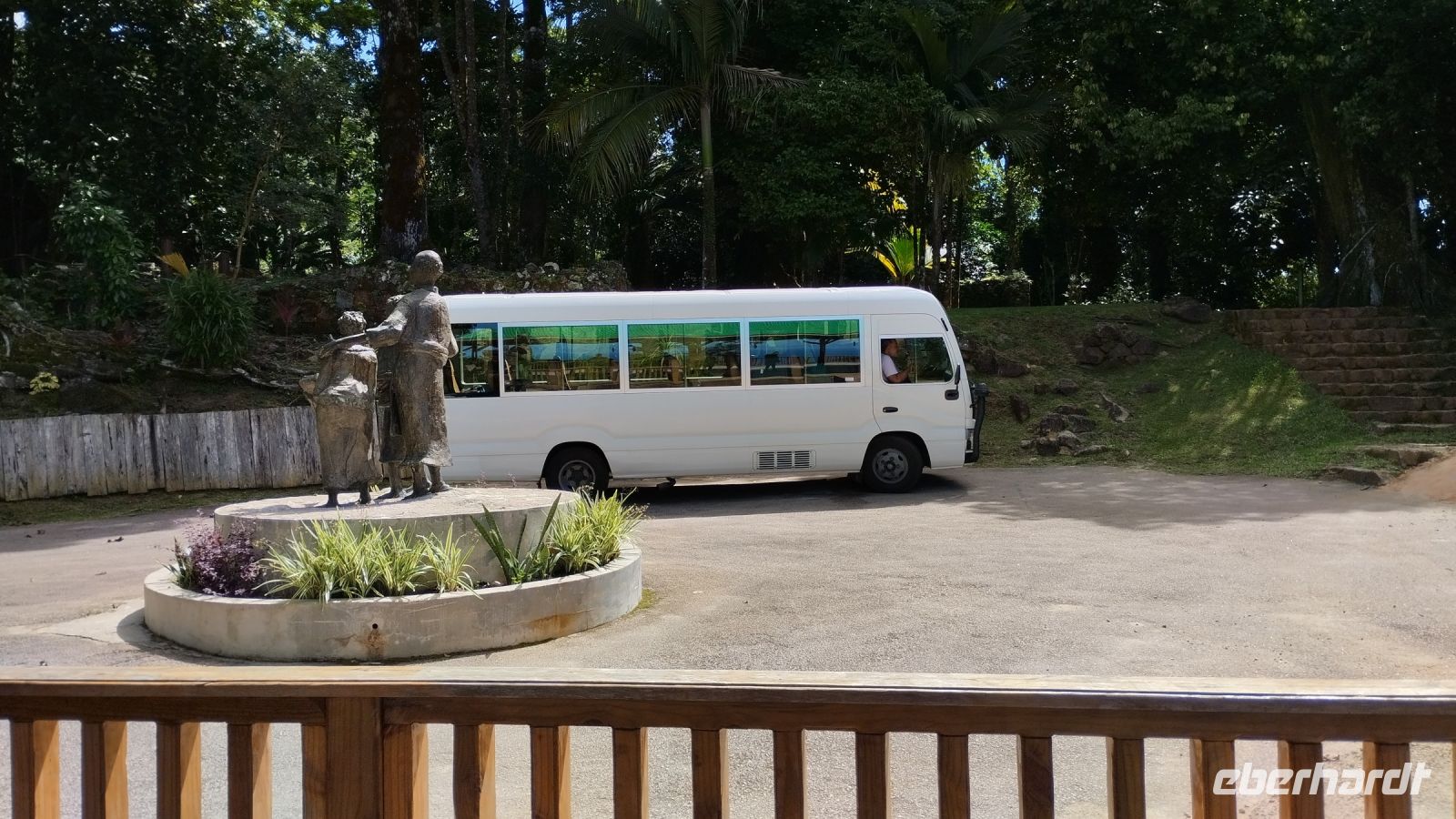 Unser Busfahrer Patrick im Bus &ndash; &copy; Julia Kies (Eberhardt TRAVEL)