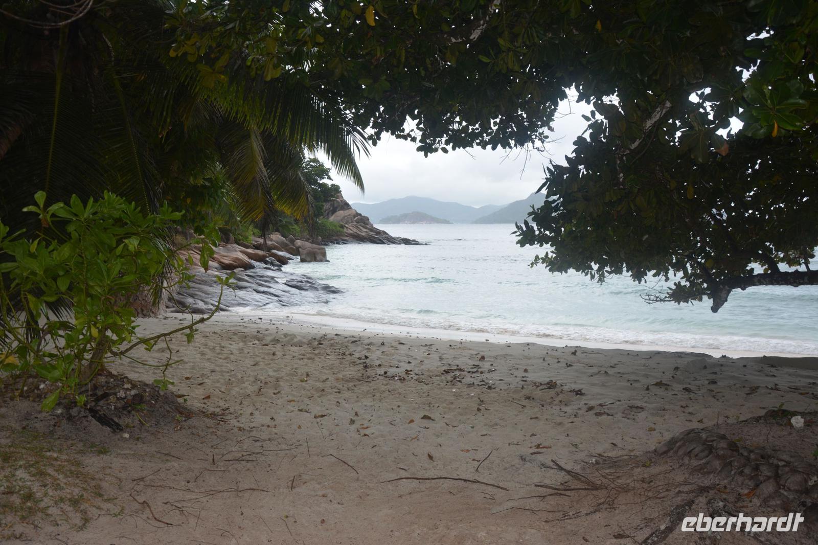 432  Spaziergang auf La Digue &ndash; &copy; Maria Schneider (Eberhardt TRAVEL)
