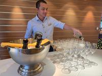 Ein Gläschen Sekt macht den Schiffsrundgang lustiger ... &ndash; &copy; Anne Schröder (Eberhardt TRAVEL)