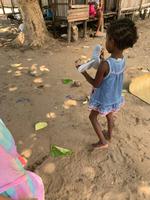 Wir verschenken Kinderkleidung in Madagaskar &ndash; &copy; Anne Schröder (Eberhardt TRAVEL)