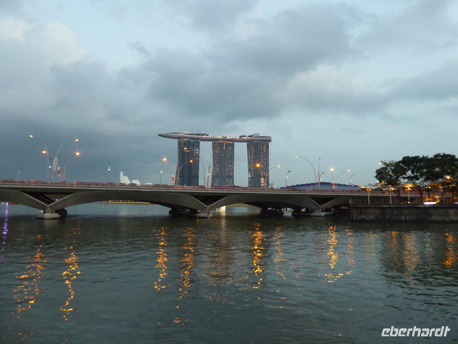 Abend in Singapur &ndash; &copy; Sabine Letzybyll (Eberhardt TRAVEL)
