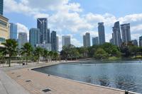 373 Hinter den Petronas Towers &ndash; &copy; Maria Schneider (Eberhardt TRAVEL)