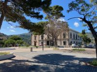 4. Reisetag – Zurück auf Lipari – Spaziergang zur Festung – Piazza Mazzini mit Bezirksamt &ndash; &copy; Andreas Wolfsteller (Eberhardt TRAVEL)